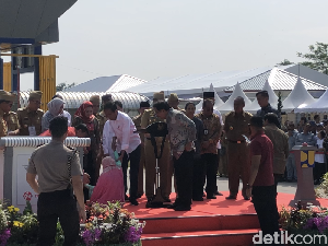 Nur Halimah Pingsan di Depan Jokowi Setelah Curhat Soal Tanah Nur Halimah Pingsan di Depan Jokowi Setelah Curhat Soal Tanah