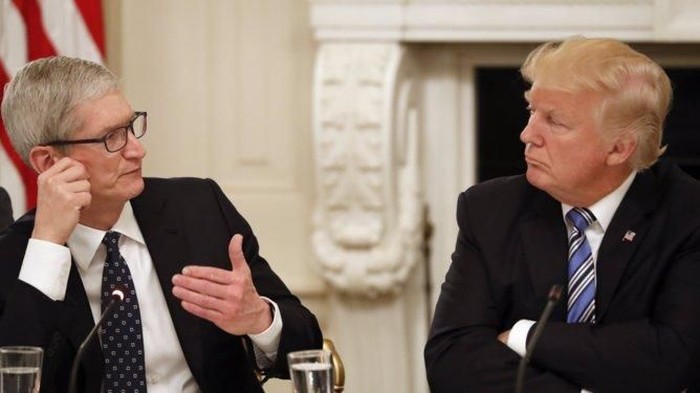 Tim Cook dan Donald Trump. Foto: Business Insider Tim Cook dan Donald Trump. Foto: Business Insider