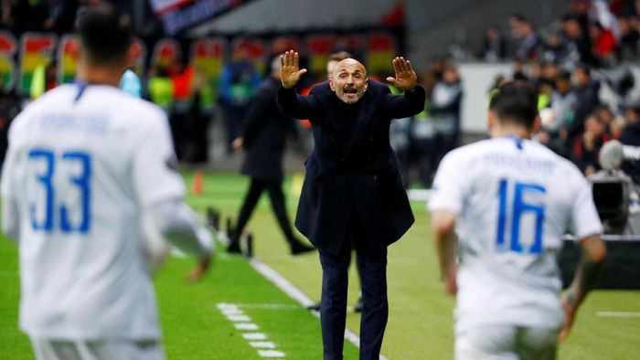 Luciano Spalletti tak mau mengeluh soal absennya pemain. (Foto: Kai Paffebanch/REUTERS) Luciano Spalletti tak mau mengeluh soal absennya pemain. (Foto: Kai Paffebanch/REUTERS)