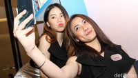 Ponsel Android Kelas Sultan di Tangan Para Wanita Menawan