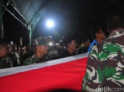 Isak Tangis Pecah Saat Jenazah Serda Siswanto Tiba di Rumah Duka