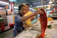 Nenek Berusia 90 Tahun Ini Jadi Penjual Mie Paling Tua di Singapura