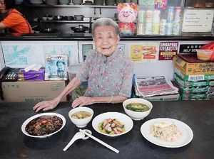 Nenek Berusia 90 Tahun Ini Jadi Penjual Mie Paling Tua di Singapura