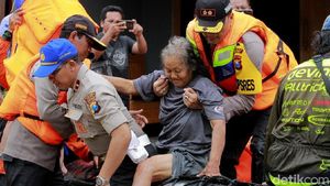 Aksi Heroik Polisi Bantu Evakuasi Korban Banjir di Ngawi