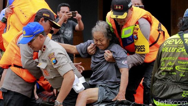 Aksi Heroik Polisi Bantu Evakuasi Korban Banjir di Ngawi
