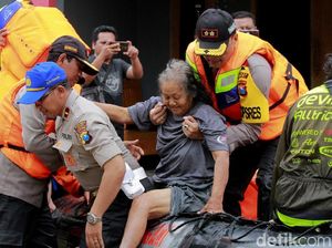 Aksi Heroik Polisi Bantu Evakuasi Korban Banjir di Ngawi