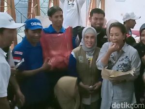 Menteri BUMN Cicipi Nasi Bungkus Pengungsi Banjir Madiun Menteri BUMN Cicipi Nasi Bungkus Pengungsi Banjir Madiun