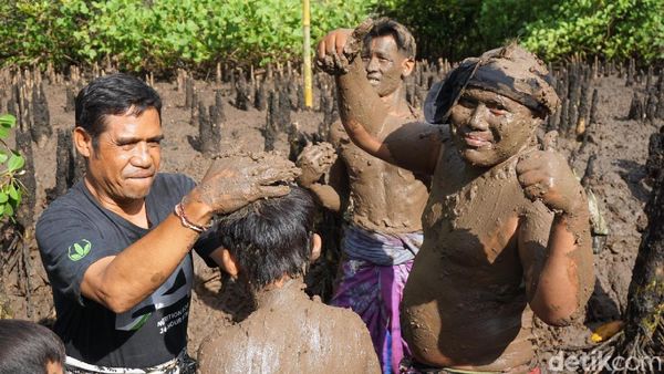 Potret Tradisi Mandi Lumpur di Bali