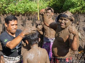 Potret Tradisi Mandi Lumpur di Bali Potret Tradisi Mandi Lumpur di Bali