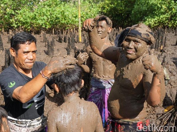 Potret Tradisi Mandi Lumpur di Bali