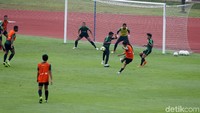 Di antara 27 pemain yang berlatih itu, Asnawi Mangkualam Bahar belum bugar.