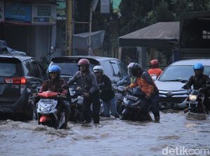 Warga Terobos Banjir di Jalan Dayeuhkolot-Banjaran