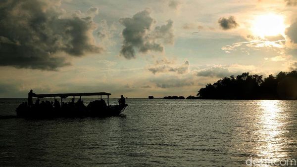 Meraup Untung Lewat Perahu Tradisional Pembelah Laut Jawa