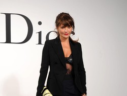 Usia 50 Tahun, Mantan Model Dikritik karena Pakai Bustier Menerawang