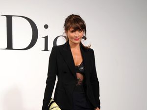 Usia 50 Tahun, Mantan Model Dikritik karena Pakai Bustier Menerawang Usia 50 Tahun, Mantan Model Dikritik karena Pakai Bustier Menerawang