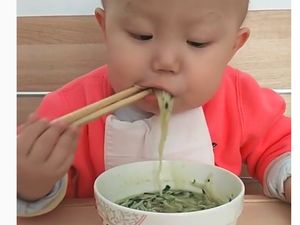 Bikin Haru! Bocah 2 Tahun yang Pintar Makan Pakai Sumpit Ternyata Pejuang Kanker