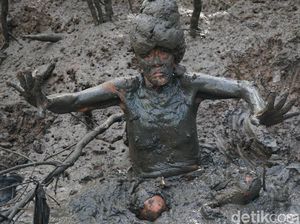 Tradisi Mandi Lumpur yang Sakral di Bali
