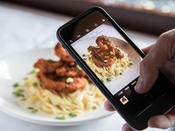 Restoran Ini Punya Instagram Butler yang Bantu Pengunjung Memotret Makanan