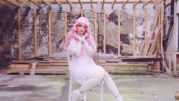 Penampilan Wanita yang Terobsesi Jadi Boneka, Cantik Atau Seram?