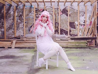 Penampilan Wanita yang Terobsesi Jadi Boneka, Cantik Atau Seram?