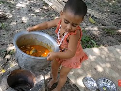 Pintar! Aksi Balita-balita yang Jago Masak Ini Bikin Kagum