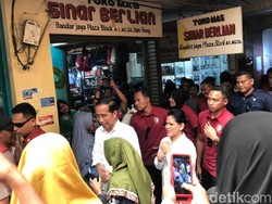 Temani Jokowi Blusukan ke Pasar, Iriana Beli Boneka untuk Sedah Mirah