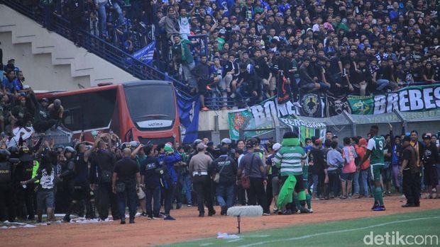 Stadion Penuh, Bonek Saksikan Persib Vs Persebaya di Tepi Lapangan