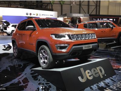 Jeep Renegade dan Compas dengan Colokan Listrik