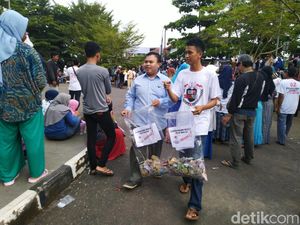 2 Pemuda di Banjar Beri Sandiaga 2 Bungkus Uang Hasil Galang Dana