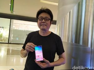 Pembeli Pertama S10 di Indonesia Ngaku Hijrah dari Nokia Pembeli Pertama S10 di Indonesia Ngaku Hijrah dari Nokia