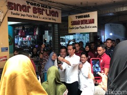 Jokowi Beli Mainan Truk Tangki untuk Jan Ethes di Lampung