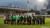 Para pemain Timnas Indonesia mendapat pengarahan dari Simon McMenemy.
