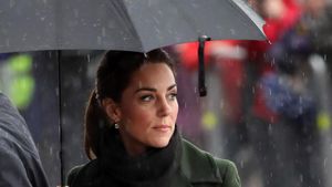 Foto: Hujan-hujanan, Kate Middleton Stylish Pakai Mantel Rp 17 Juta