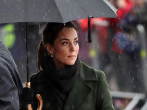 Foto: Hujan-hujanan, Kate Middleton Stylish Pakai Mantel Rp 17 Juta Foto: Hujan-hujanan, Kate Middleton Stylish Pakai Mantel Rp 17 Juta