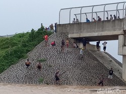 Berkah Warga di Tengah Banjir Tol dan Sawah