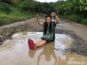 Usai ABG Sumsel, Giliran Pasutri di Sulbar Jadi Fotomodel Jalan Rusak Usai ABG Sumsel, Giliran Pasutri di Sulbar Jadi Fotomodel Jalan Rusak