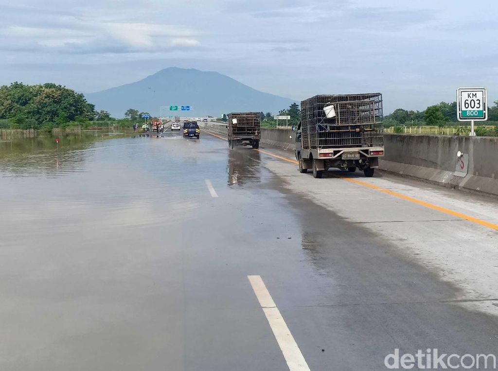 Banjir Mulai Surut, Tol Madiun Sudah Bisa Dilewati Banjir Mulai Surut, Tol Madiun Sudah Bisa Dilewati