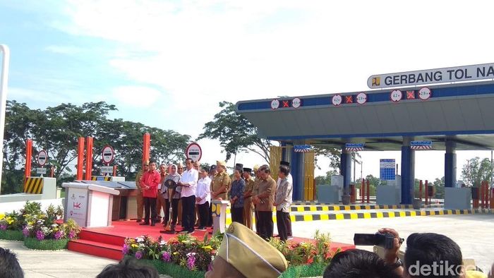 Foto: Presiden Jokowi resmikan tol terpanjang RI/Trio Hamdani-detikFinance