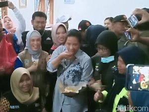 Tinjau Korban Banjir Madiun, Menteri BUMN Cicipi Nasi Bungkus