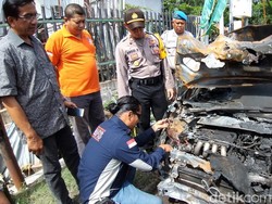 Diduga Korsleting, Sebuah City Car di Surabaya Terbakar