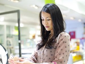 Awas Jangan Salah Beli, Ini Cara Pilih Foundation untuk Kulit Berminyak