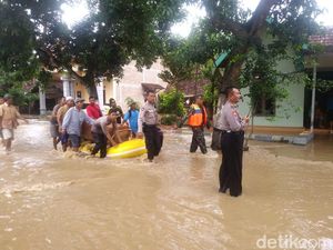 Jenazah Luminah Dibawa ke Makam Pakai Perahu Karet karena Banjir Jenazah Luminah Dibawa ke Makam Pakai Perahu Karet karena Banjir