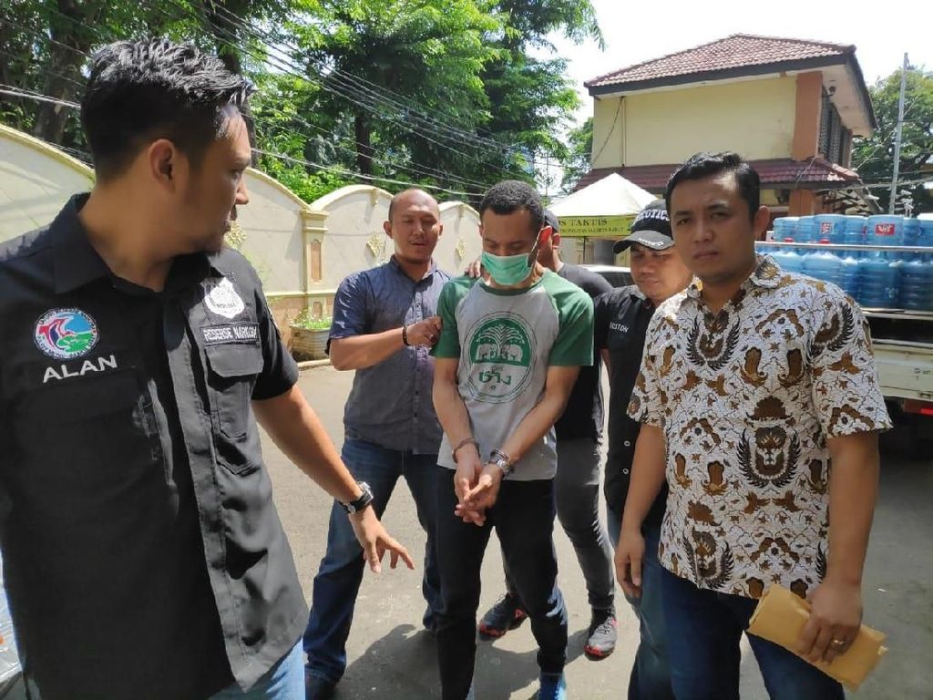 Polisi Tangkap Pemasok Sabu ke Eddo Eks Idol Polisi Tangkap Pemasok Sabu ke Eddo Eks Idol