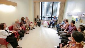 Gaya Santai SBY-AHY-Ibas Terima Sri Mulyani di NUH Singapura