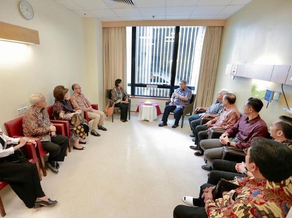 Gaya Santai SBY-AHY-Ibas Terima Sri Mulyani di NUH Singapura