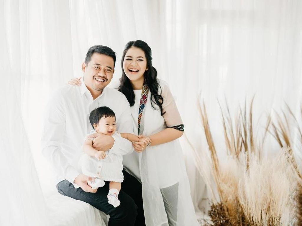Kahiyang Akhirnya Pajang Foto Keluarga, Sedah Mirah Disebut Mirip Jan Ethes Kahiyang Akhirnya Pajang Foto Keluarga, Sedah Mirah Disebut Mirip Jan Ethes