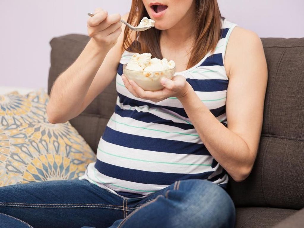 Bunda Boleh Kok Makan Es Krim Saat Hamil, Tapi... Bunda Boleh Kok Makan Es Krim Saat Hamil, Tapi...