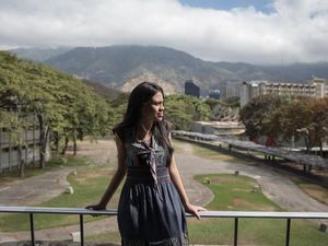 Perempuan Muda Ungkap Alasan Tetap Setia pada Nicolas Maduro