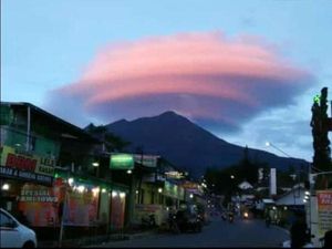 Viral Gunung Lawu Bertopi Awan Nan Indah