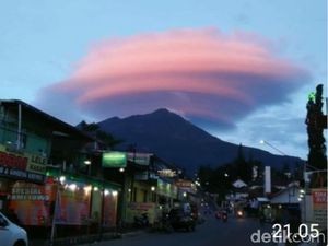 Ternyata Awan Mirip Piring Terbang di Lawu Itu Awan Topi Ternyata Awan Mirip Piring Terbang di Lawu Itu Awan Topi